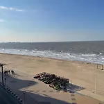 아파트 In By The Seafront